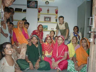 Ümit Konuray mit einer Frauen-Selbsthilfe-Gruppe Ümit Konuray mit einer Frauen-Selbsthilfe-Gruppe