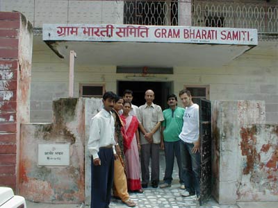 Ümit Konuray mit seinen Kollegen von Gram Bharati Samiti Ümit Konuray mit seinen Kollegen von Gram Bharati Samiti