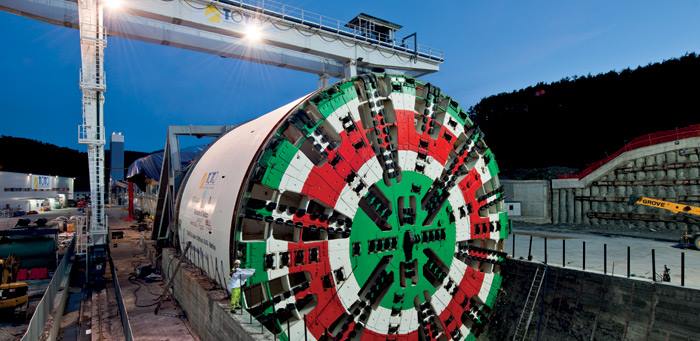 Baustellenmontage der weltgrößten TBM für den Sparvo- Straßentunnel in Italien, EPB-Schild, Durchmesser: 15,55 Meter, Foto: www.herrenknecht.com