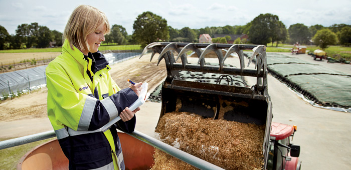 Christina Schober dokumentiert die Fütterung der Biogasanlage. Foto: EnBW