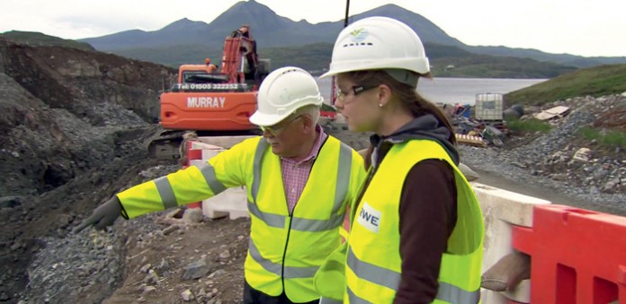 Sarah Ostermann auf der Baustelle eines neuen Wasserkraftwerks der RWE Innogy. Foto: RWE Innogy