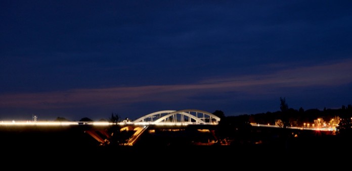LED-Lampen beleuchten die Waldschlösschenbrücke in Dresden bei Nacht, Foto: Michael Hennig