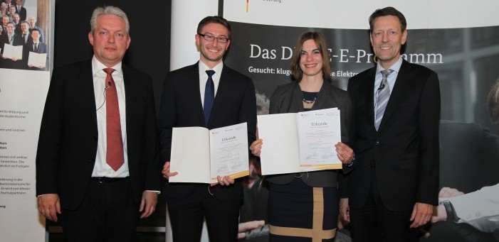 Prof. Dr. Dr. Alexander Verl (links) und Dr. Georg Schütte (rechts) mit den Studienpreisträgern Jonathan Jürgens und Lisa Braun, Foto: Stephan Rauh BMBF