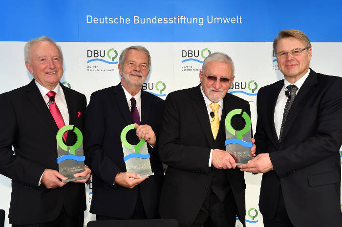 Die Träger des Deutschen Umweltpreises 2014 der Deutschen Bundesstiftung Umwelt (v.l.): Prof. Dr.-Ing. Gunther Krieg, Prof. em. Dr. Peter Hennicke und DBU- Ehrenpreisträger Hubert Weinzierl mit DBU-Generalsekretär Dr. Heinrich Bottermann. Foto: DBU