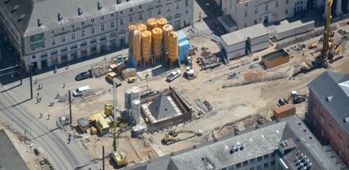 Das Baufeld Marktplatz mitten in der Innenstadt, auf dem die größte der insgesamt sieben künftigen unterirdischen Haltestellen entstehen wird, Foto: KASIG/ARTIS-Uli Deck