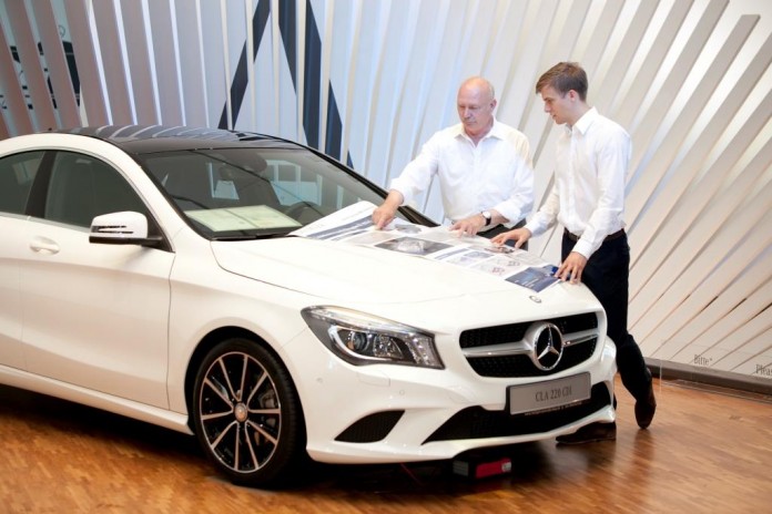 Daimler Senior Expert im Einsatz: Dr. Wolfgang Kleinekathöfer gibt sein Wissen an Philipp Schulthess weiter. Foto: Daimler AG