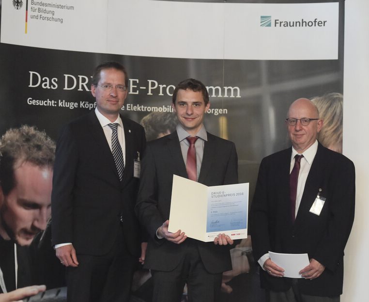 Prof. Dr. Georg Rosenfeld (links), Vorstand für Technologiemarketing und Geschäftsmodelle der Fraunhofer-Gesellschaft, und Referatsleiter Hermann Riehl (rechts) vom Bundesministerium für Bildung und Forschung übergaben Tobias Englert den DRIVE-E-Studienpreis. Quelle: DRIVE-E/Isabell Massel