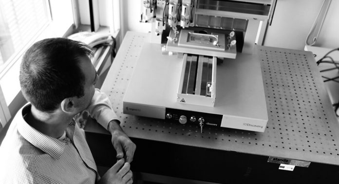 Dr. Ivan Minev an einem 3-D-Drucker, Foto: BIOTEC