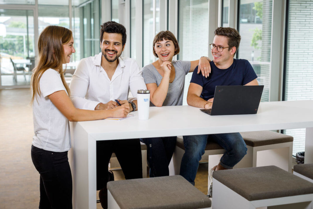 TUM Studierende am Tisch, Foto: TUM