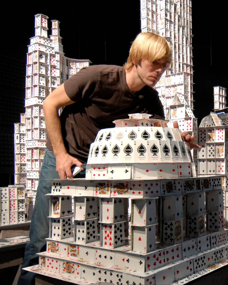 Platinion lässt eine Skyline aus Spielkarten erbauen