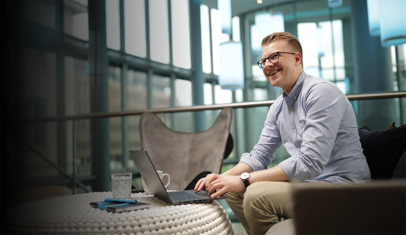 Gruppenshoot_Tobias_Laptop, Foto White & Case