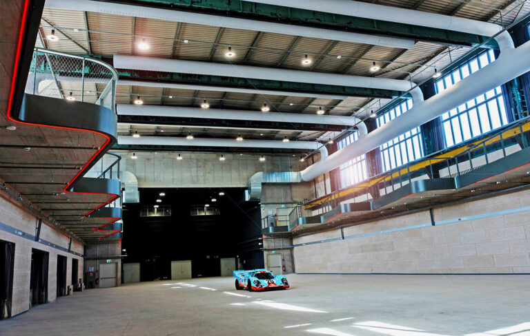 Motorworld: Wie Chrom und Pferdestärken historischen Gebäuden neues Leben einhauchen