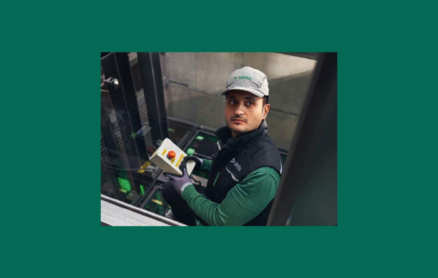 DEKRA-Advertorial-aufzug-karrierefuehrer